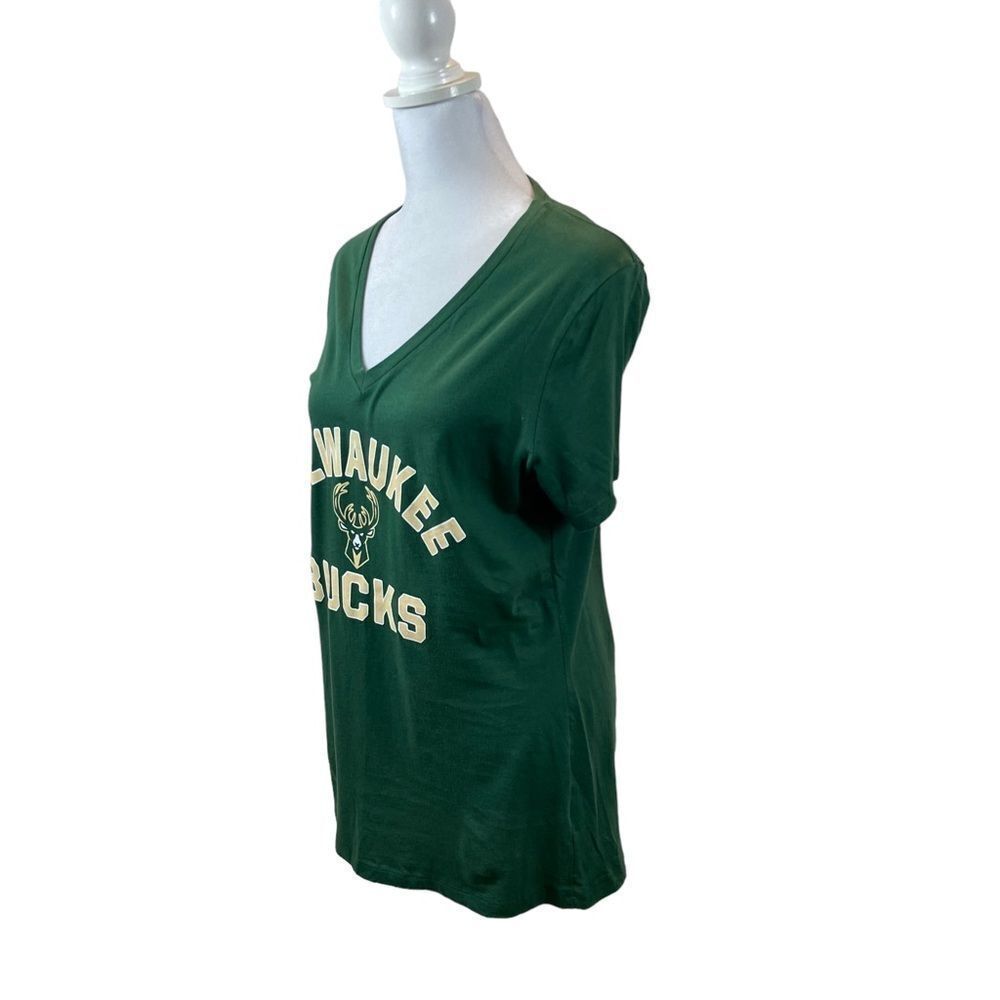 New‎ without Tags Ladies Fanatics Milwaukee Bucks V Neck T-Shirt Medium